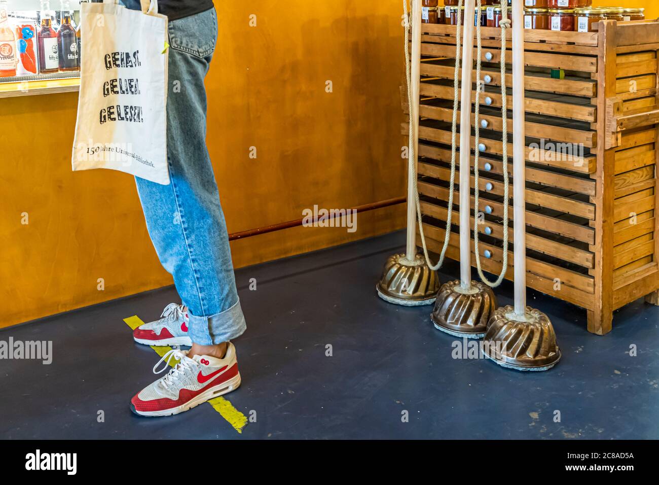 Distance with Gugelhupf molds in a bakery. Corona creativity: In Lockdown, spacers were unceremoniously made of concrete cast in the form of a Guglhupf Stock Photo