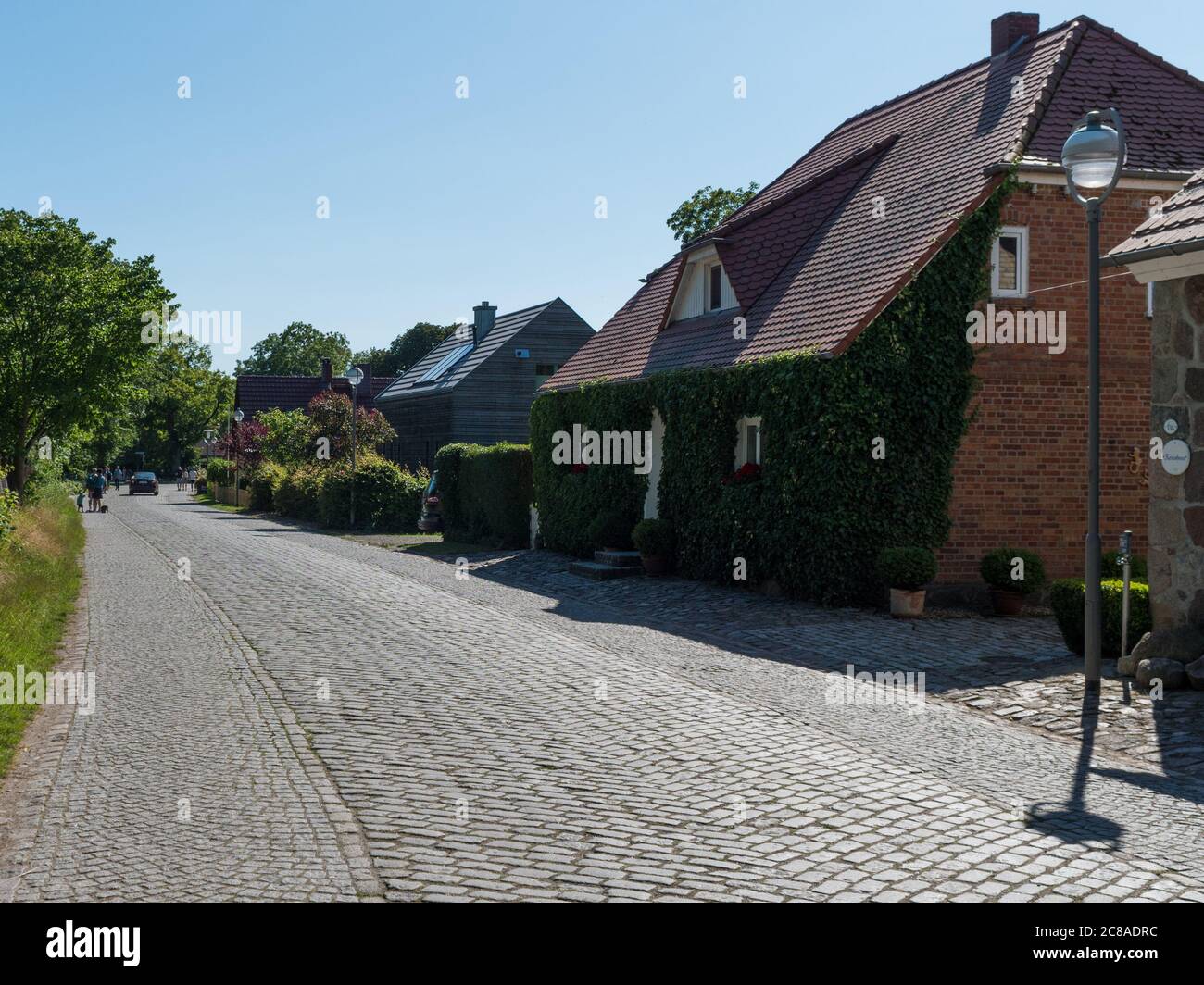 Gemeinde Putgarten auf der Halbinsel Wittow auf Rügen Häuser und Straßenansicht der Ferienhäuser nähe Kap Arkona Urlaub in Deutschland Stock Photo