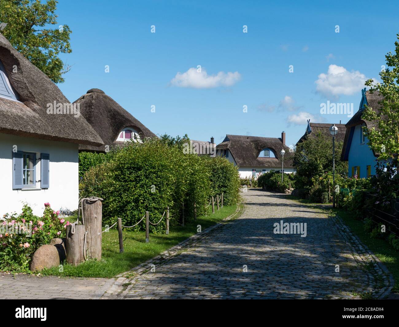 Gemeinde Putgarten auf der Halbinsel Wittow auf Rügen Häuser und Straßenansicht der Ferienhäuser nähe Kap Arkona Urlaub in Deutschland Stock Photo
