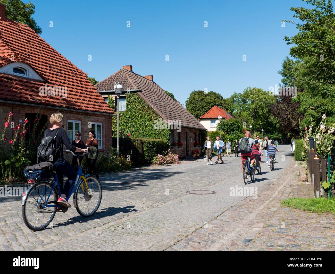 Gemeinde Putgarten auf der Halbinsel Wittow auf Rügen Häuser und Straßenansicht der Ferienhäuser nähe Kap Arkona Urlaub in Deutschland Stock Photo