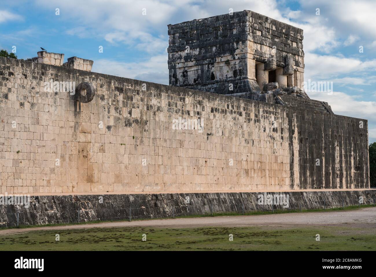 The Upper Temple of the Jaguar overlooking the Great Ball Court in the ruins of the great  Mayan city of Chichen Itza, Yucatan, Mexico.  The Pre-Hispa Stock Photo
