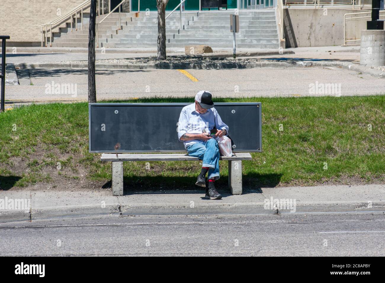 Old man sitting on a bench hi-res stock photography and images - Alamy