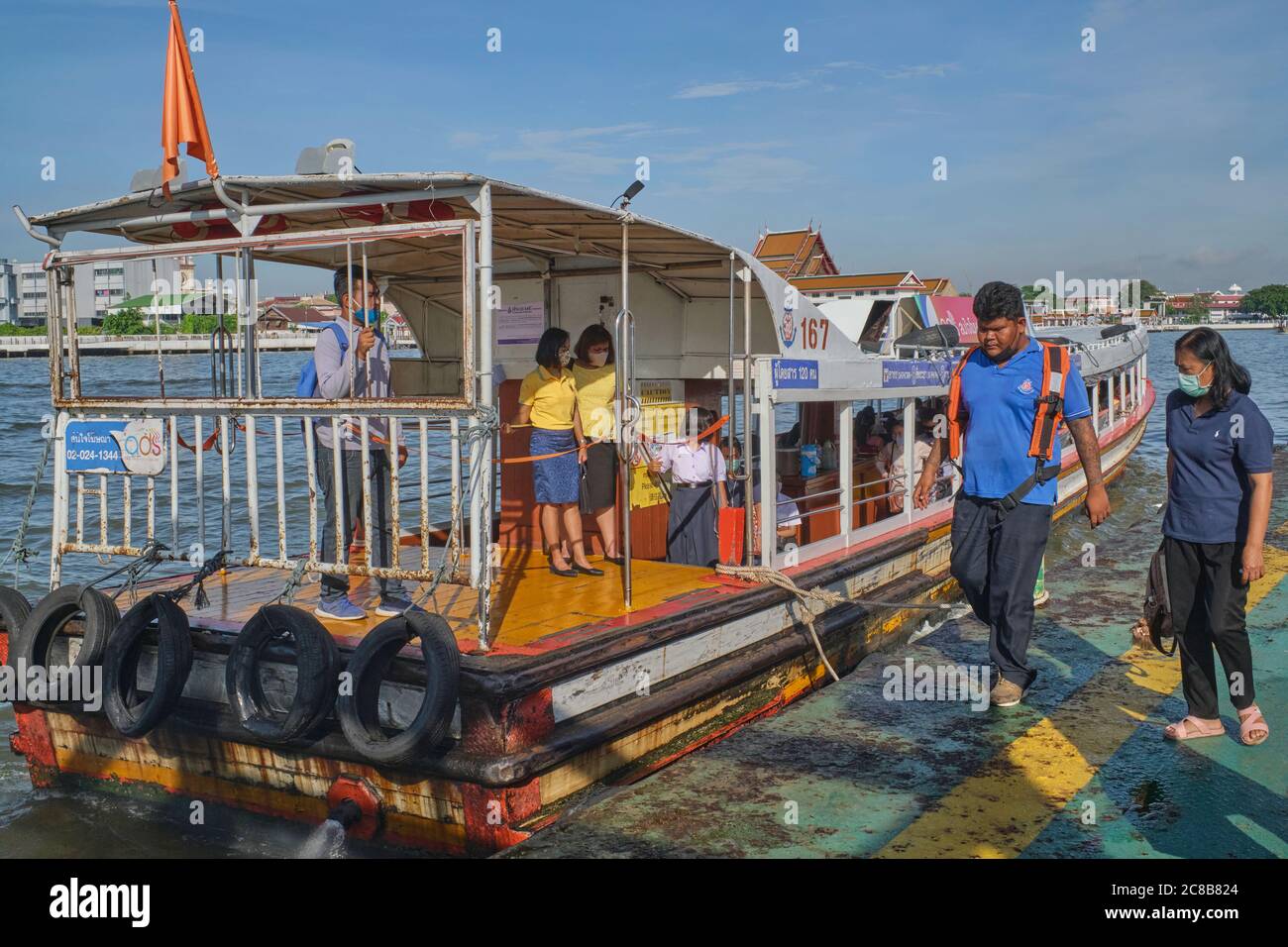 An express boat plying the Chao Phraya River in Bangkok, Thailand, docking at Atsadang / Yodpiman Pier. Stock Photo