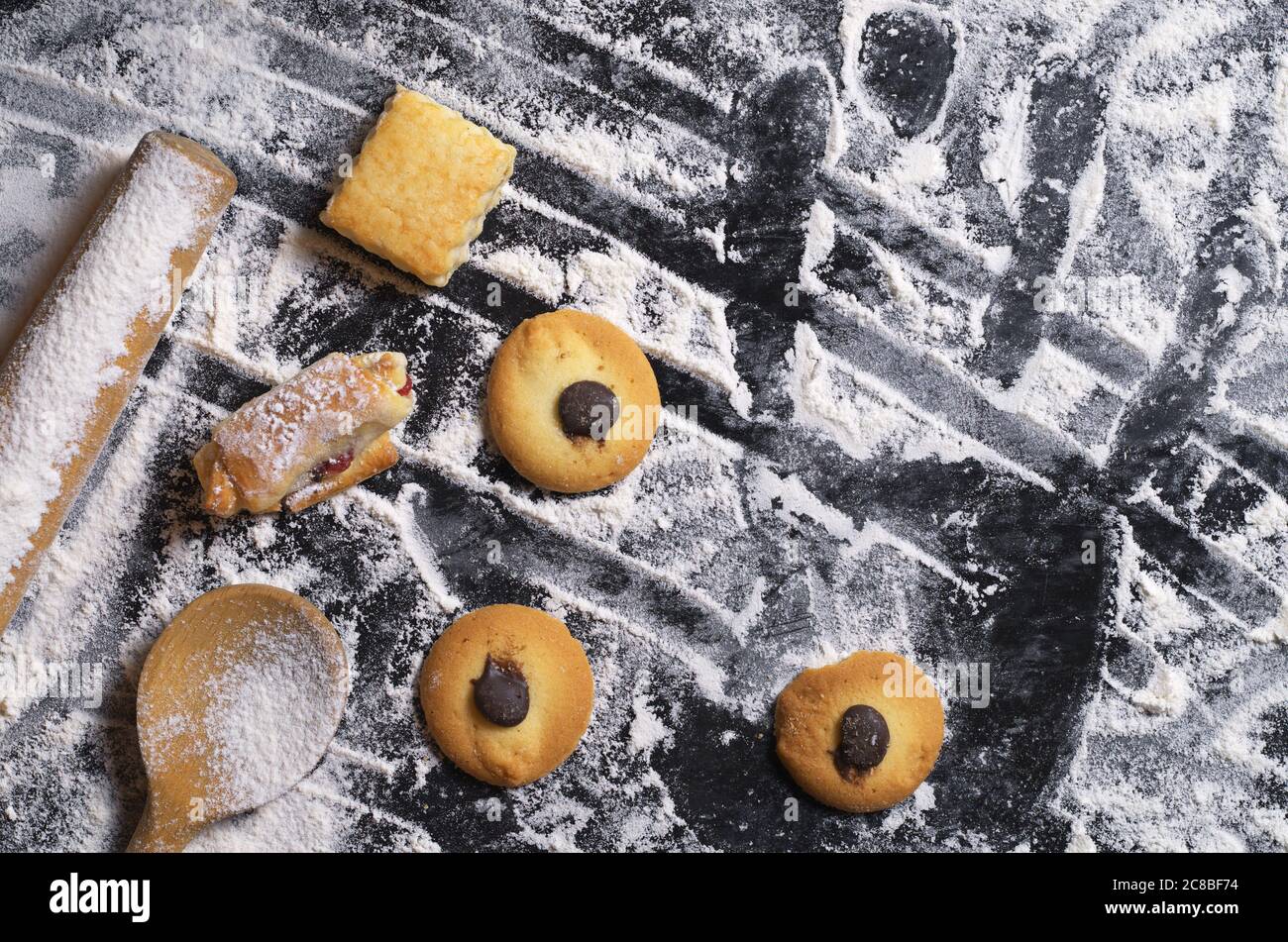 Confectionery background with cookies and kitchenware Stock Photo - Alamy