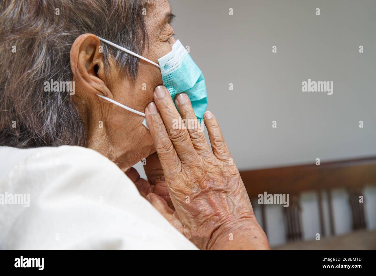 Elderly woman wearing a mask hi-res stock photography and images - Alamy