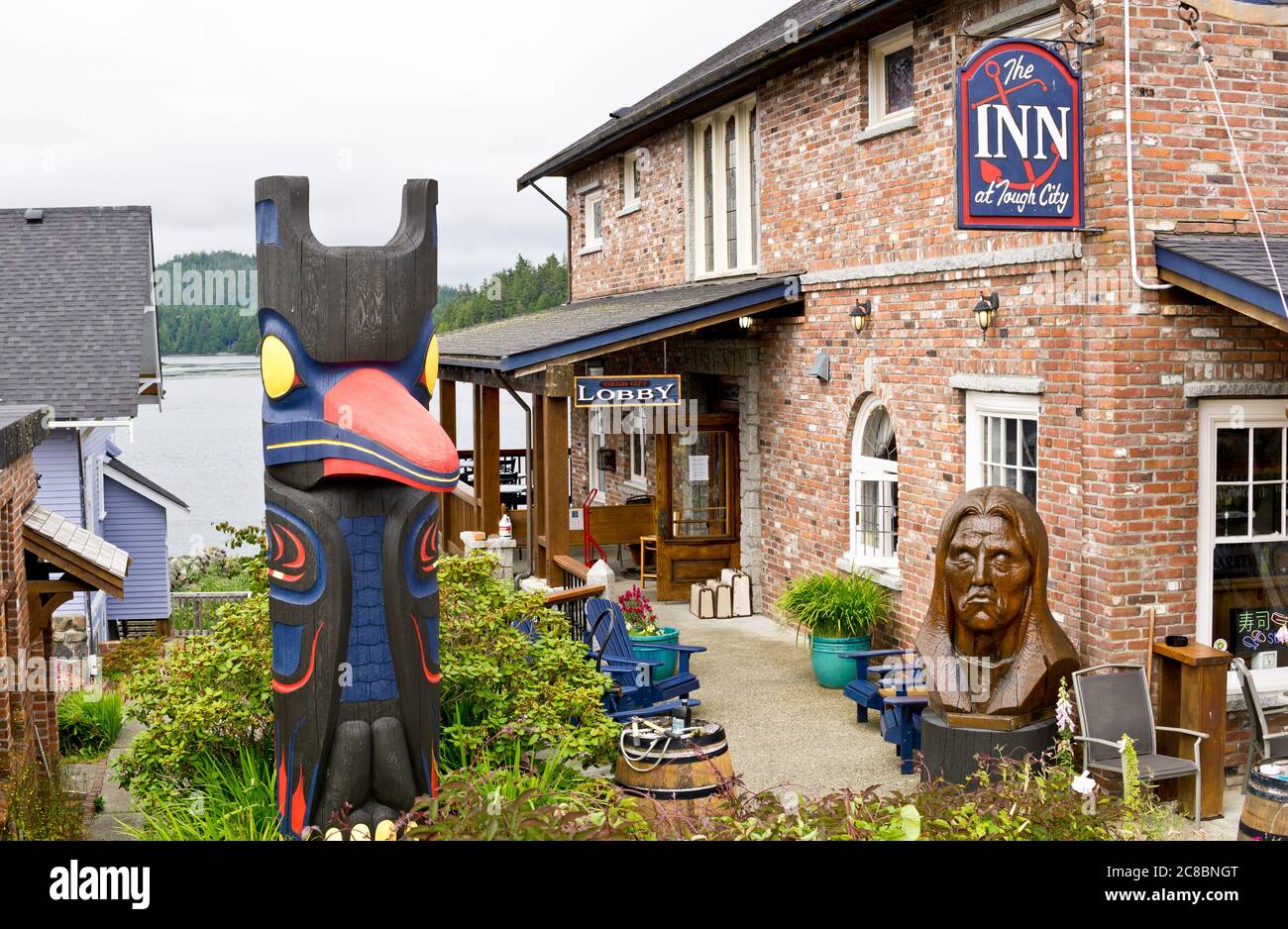Exterior of the Inn at Tough City in the town of Tofino, British Columbia, Canada.  Totem pole and Indigenous carvings outside the hotel. Stock Photo