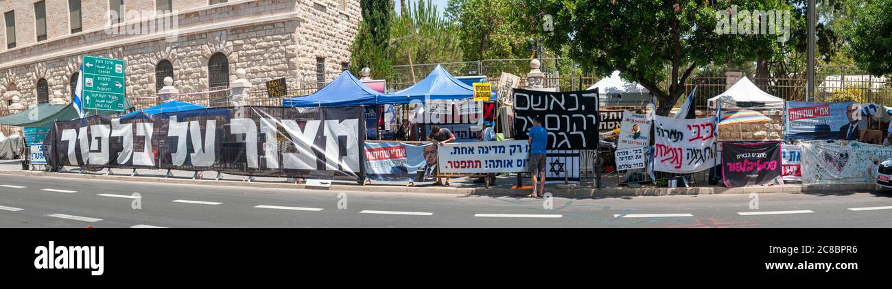 Protesters on an ongoing sit down protest are protesting the alleged crimes of corruption and mis management of the state by Prime Minister Benjamin (Bibi) Netanyahu in front of the official residence in Balfour street, West Jerusalem, Israel Photographed on 22 July 2020. Stock Photo