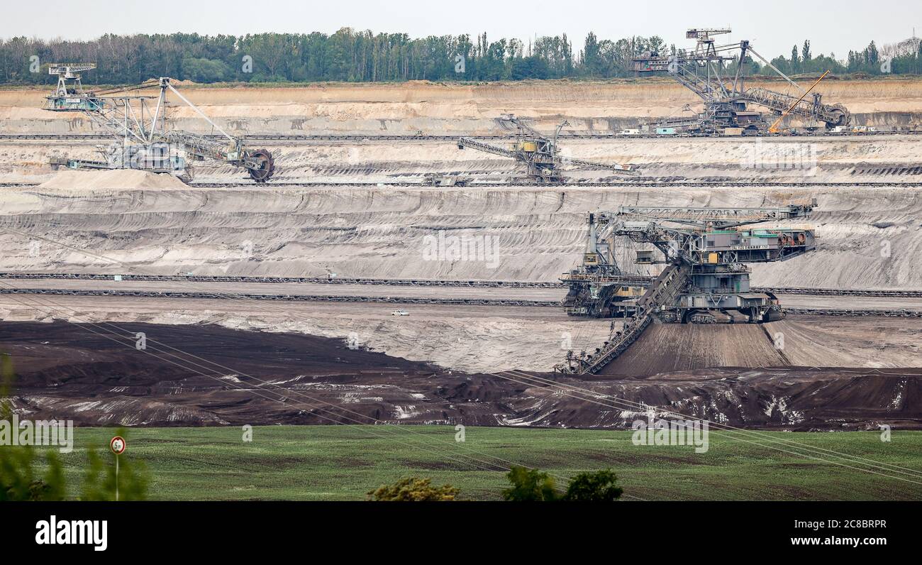 20 July 2020, Saxony, Pödelwitz: A bucket chain excavator and other large equipment is working in the Vereinigtes Schleenhain open-cast mine not far from the village. The village of Pödelwitz in the Leipzig lignite mining district wants to become a showcase project of structural change. The village was actually supposed to be dredged, but considers itself saved after the coal was abandoned. Pödelwitz is 500 metres away from the Vereinigtes Schleenhain open-cast mine. A large part of the inhabitants left the village years ago, only eight of 40 plots are still inhabited. Photo: Jan Woitas/dpa-Ze Stock Photo