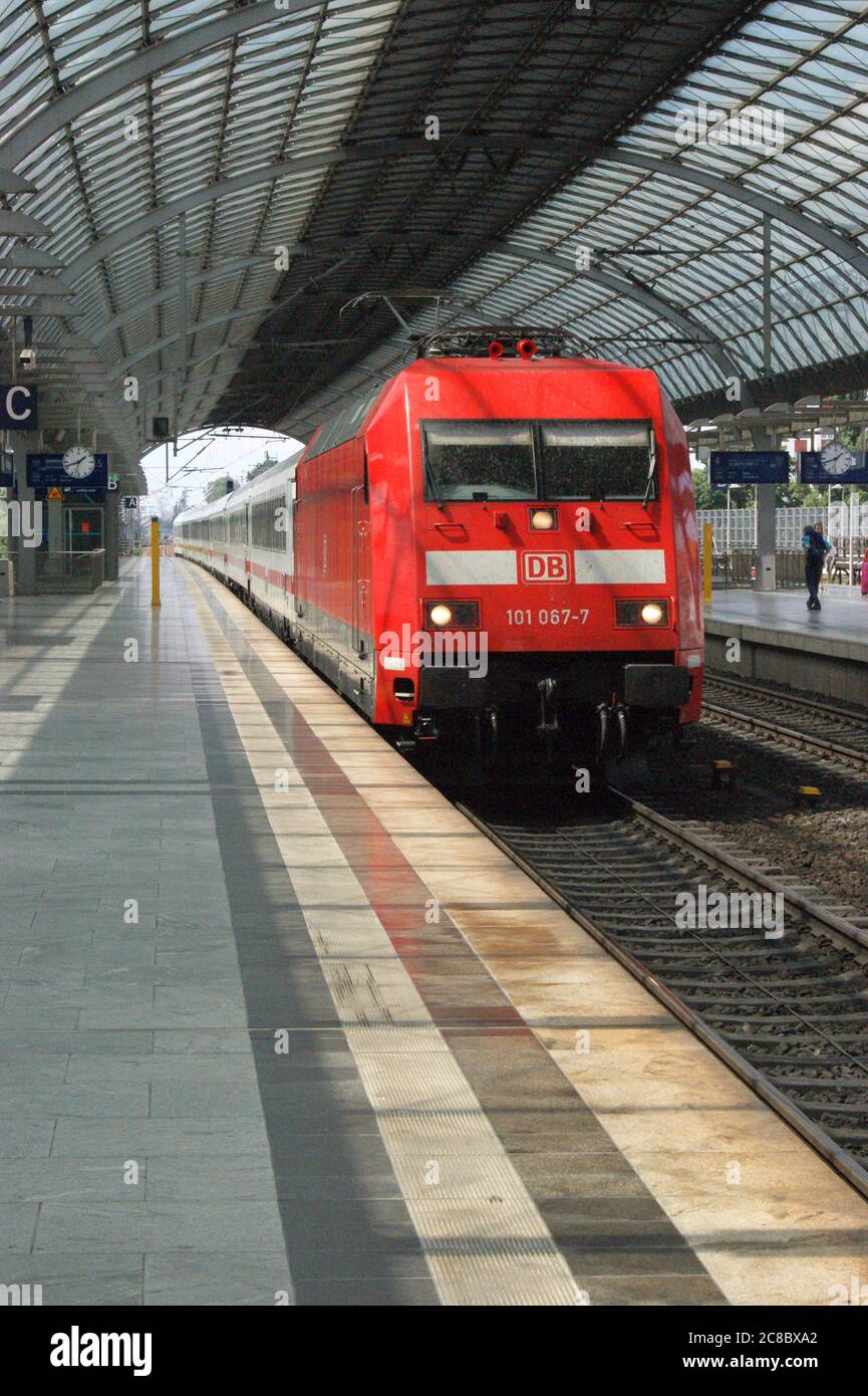 Der Intercity IC 2253 von Köln Hbf bei der Einfahrt im Bahnhof Berlin-Spandau zur Weiterfahrt nach Ostseebad Binz, bespannt mit der Lok 101 067-7. Stock Photo