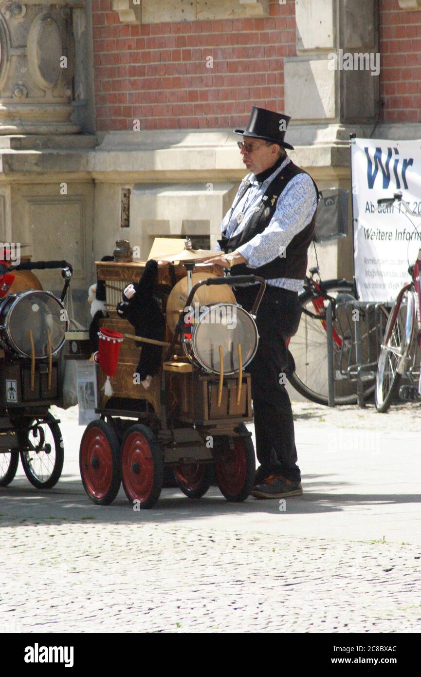 Leierkastenmann in der Fußgängerzone Carl-Schurz-Straße in Berlin-Spandau. Stock Photo
