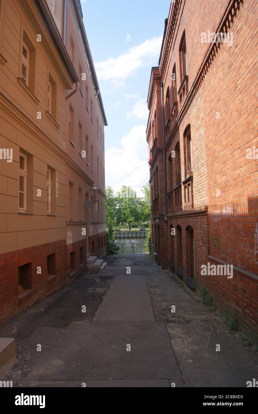 Eine von der Straße Plantage zum Ufer der Havel führende Gasse Stock Photo
