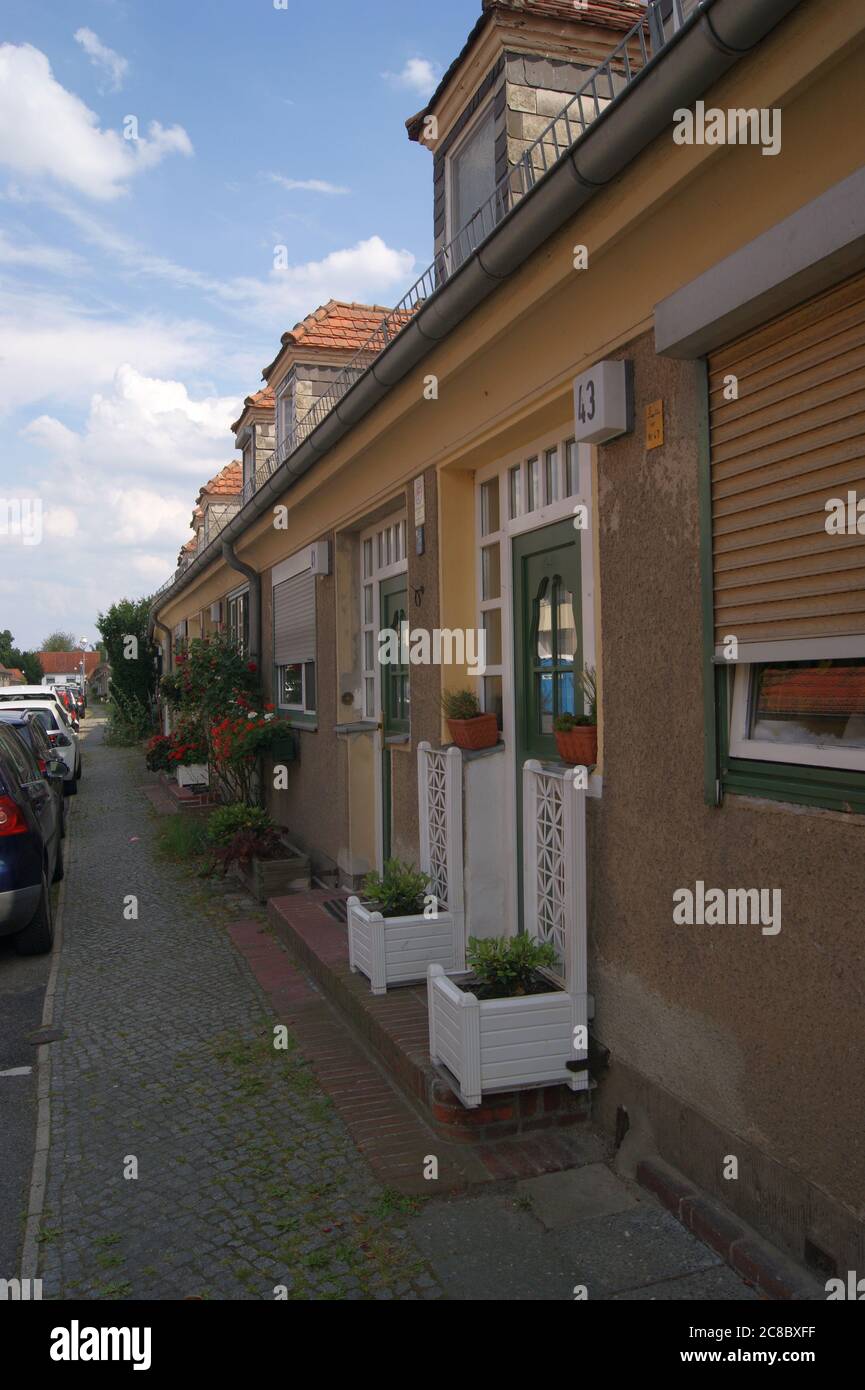 Die zwischen 1914 und 1917 nach den Entwürfen des Architekten Paul Schmitthenner errichtete Gartenstadt Staaken in Berlin-Spandau, hier: Eschenwinkel Stock Photo