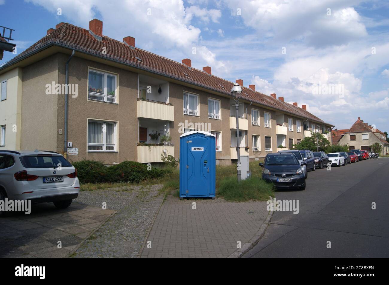 Die zwischen 1914 und 1917 nach den Entwürfen des Architekten Paul Schmitthenner errichtete Gartenstadt Staaken in Berlin-Spandau, hier: Eschenwinkel Stock Photo