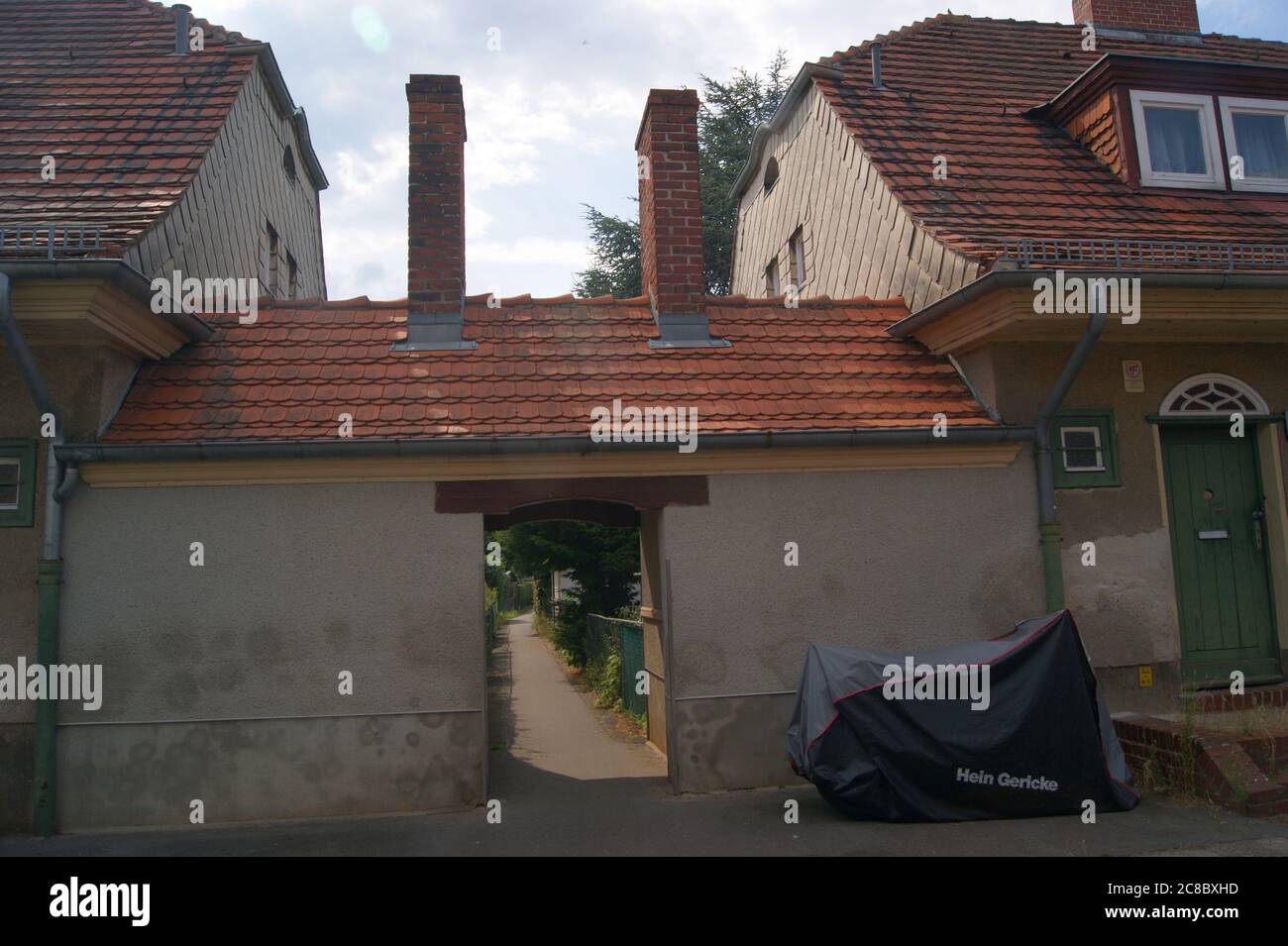 Die zwischen 1914 und 1917 nach den Entwürfen des Architekten Paul Schmitthenner errichtete Gartenstadt Staaken in Berlin-Spandau, hier: Am langen Weg Stock Photo
