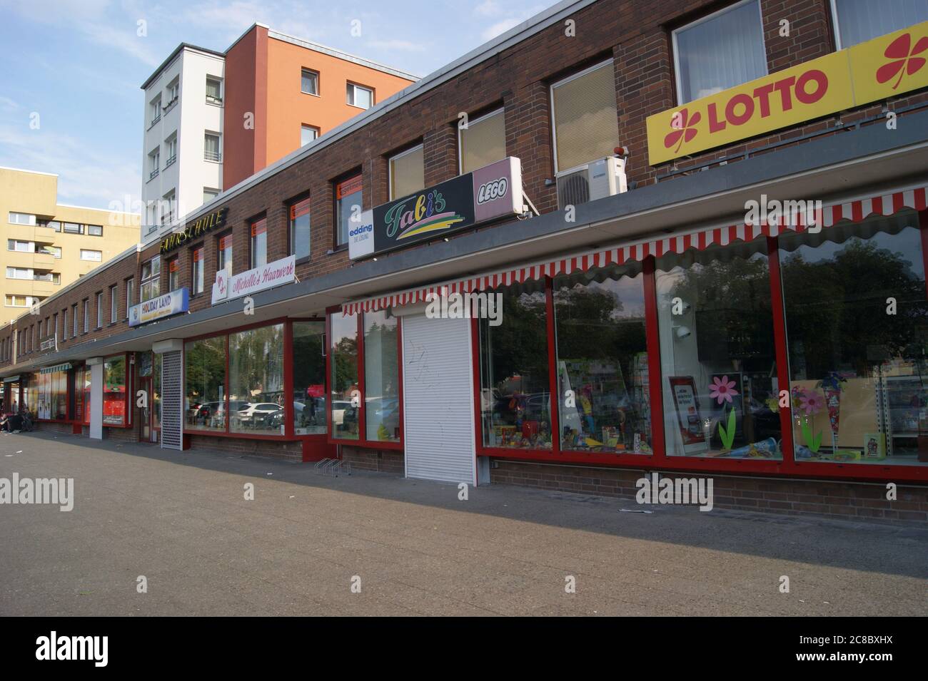 Ladenzeile Staaken in Berlin-Spandau am Brunsbütteler Damm Stock Photo