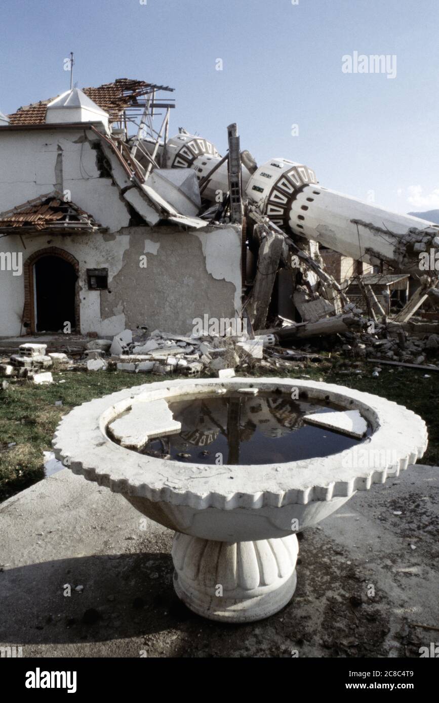 17th March 1994 During the war in Bosnia: the destroyed Donji Ahmići mosque in Ahmići, a few miles east of Vitez, in central Bosnia, where the Bosnian Croats (HVO) 'ethnically cleansed' the village on the 16th April 1993, murdering more than one hundred people. Stock Photo
