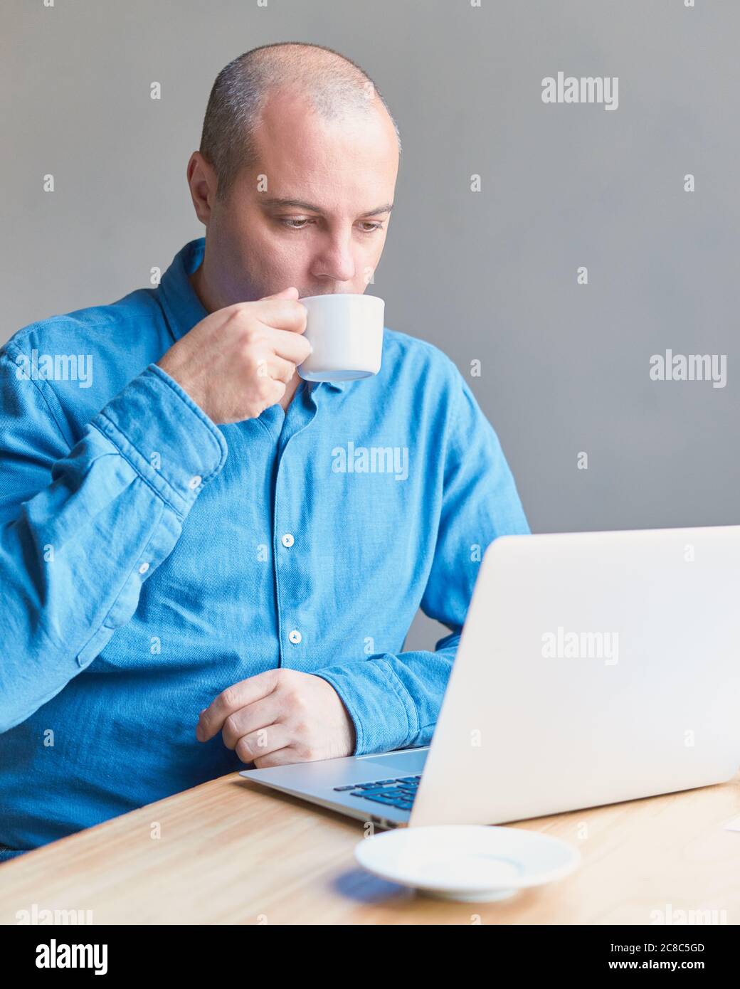 Blue mug computer screen office hi-res stock photography and images - Alamy