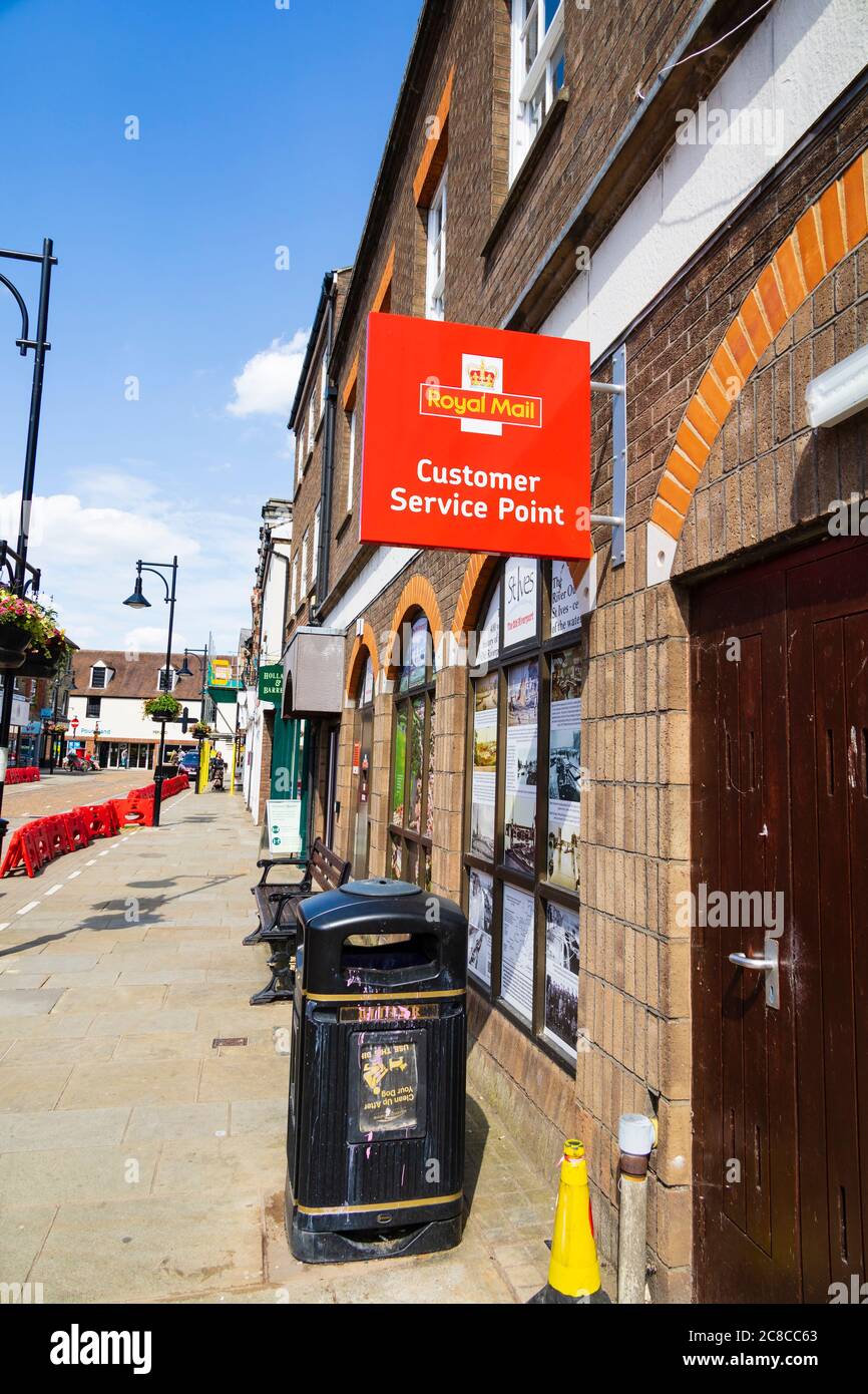 Royal Mail customer Service Point sign over rubbish bin. Bridge Street, St Ives, Cambridgeshire, England Stock Photo