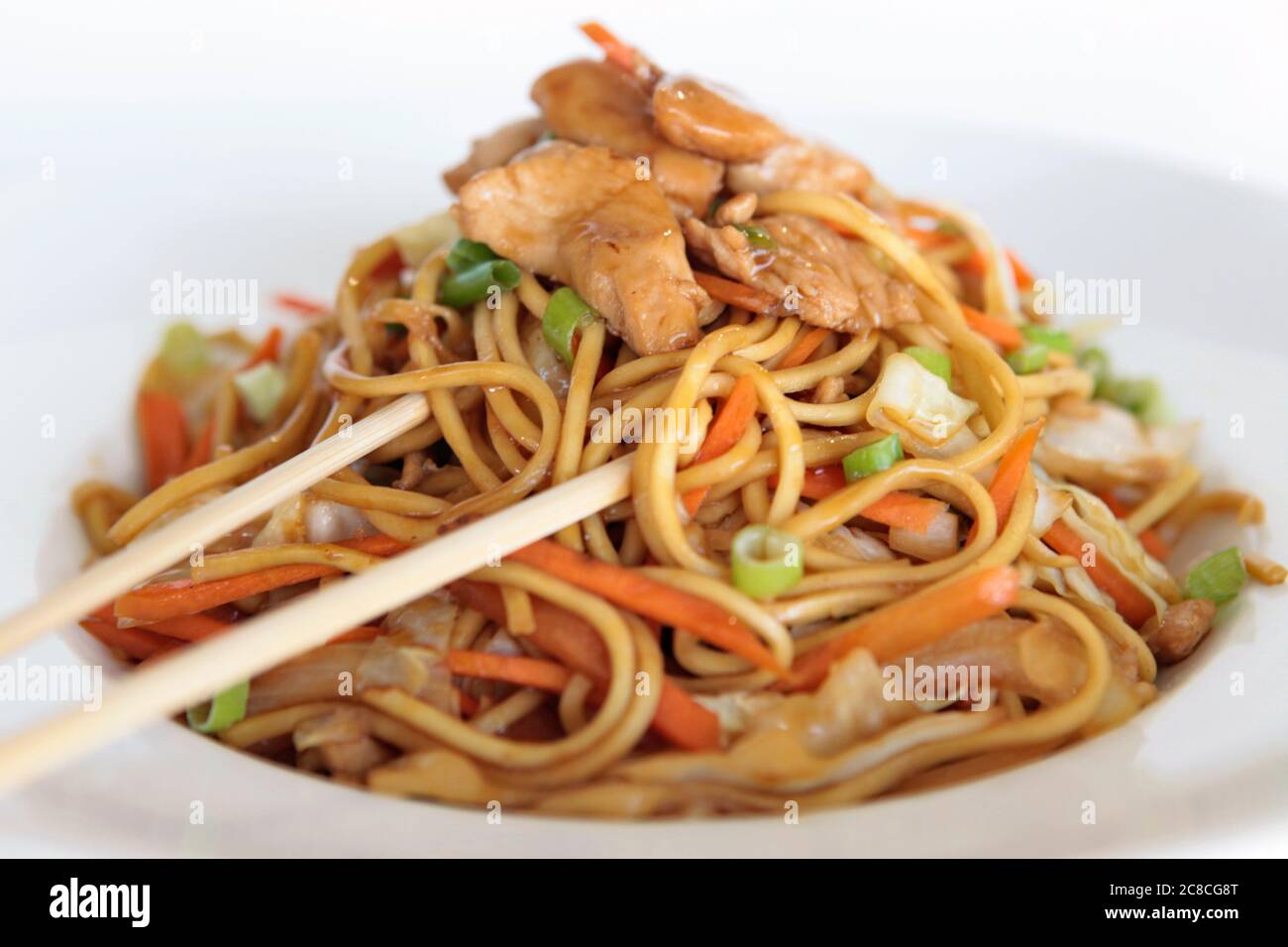Asian style Stir fried noodles with chicken Stock Photo - Alamy