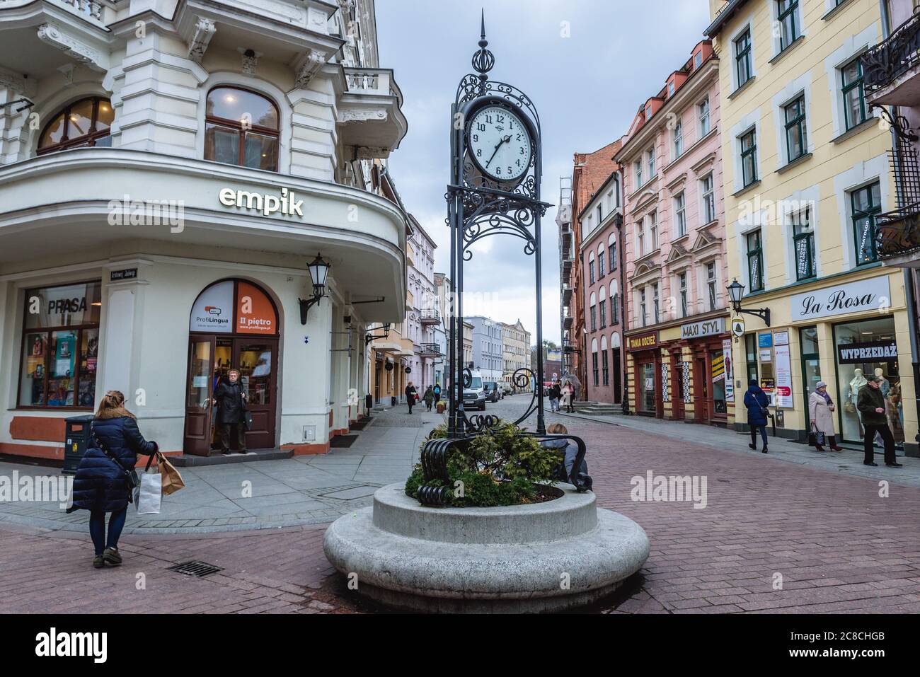 A clock at intersection of Szeroka, Krolowej Jadwigi and Wielkie Garbary  Streets in Old Town of Torun city, Kuyavian Pomeranian Voivodeship of  Poland Stock Photo - Alamy