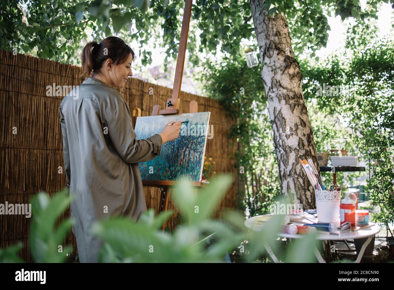 Woman painting hi-res stock photography and images - Alamy