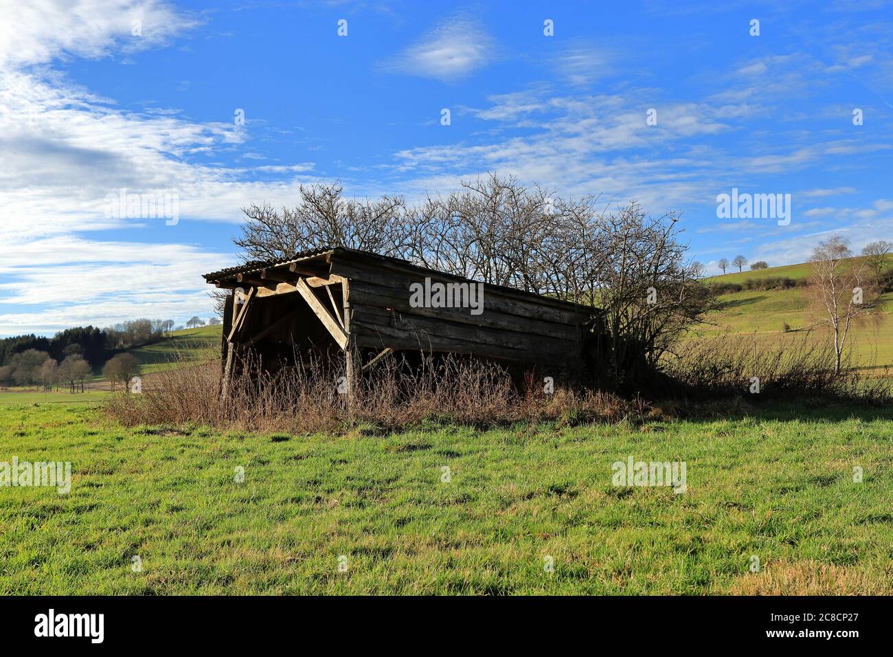 Scheune auf einem Acker Stock Photo