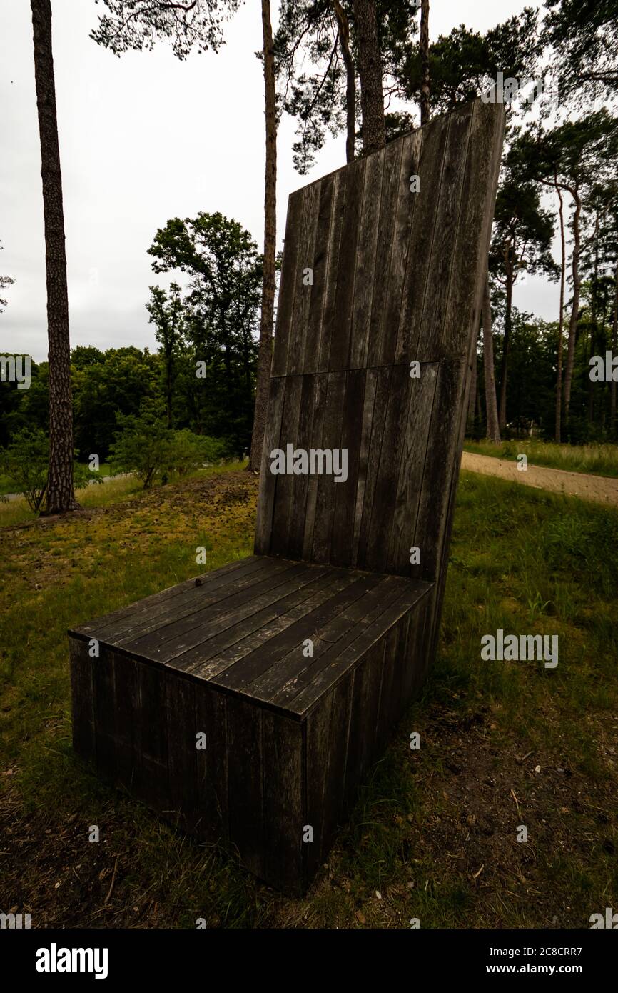 Holz-Stuhl am Waldrand von Bad Lippspringe Stock Photo