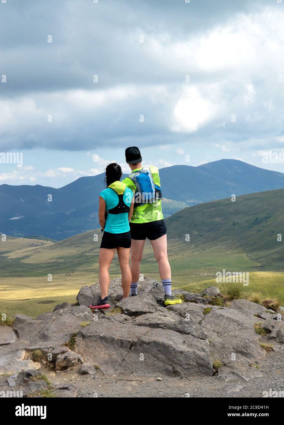 Hikers hiker hike climbing mountain hi-res stock photography and images ...