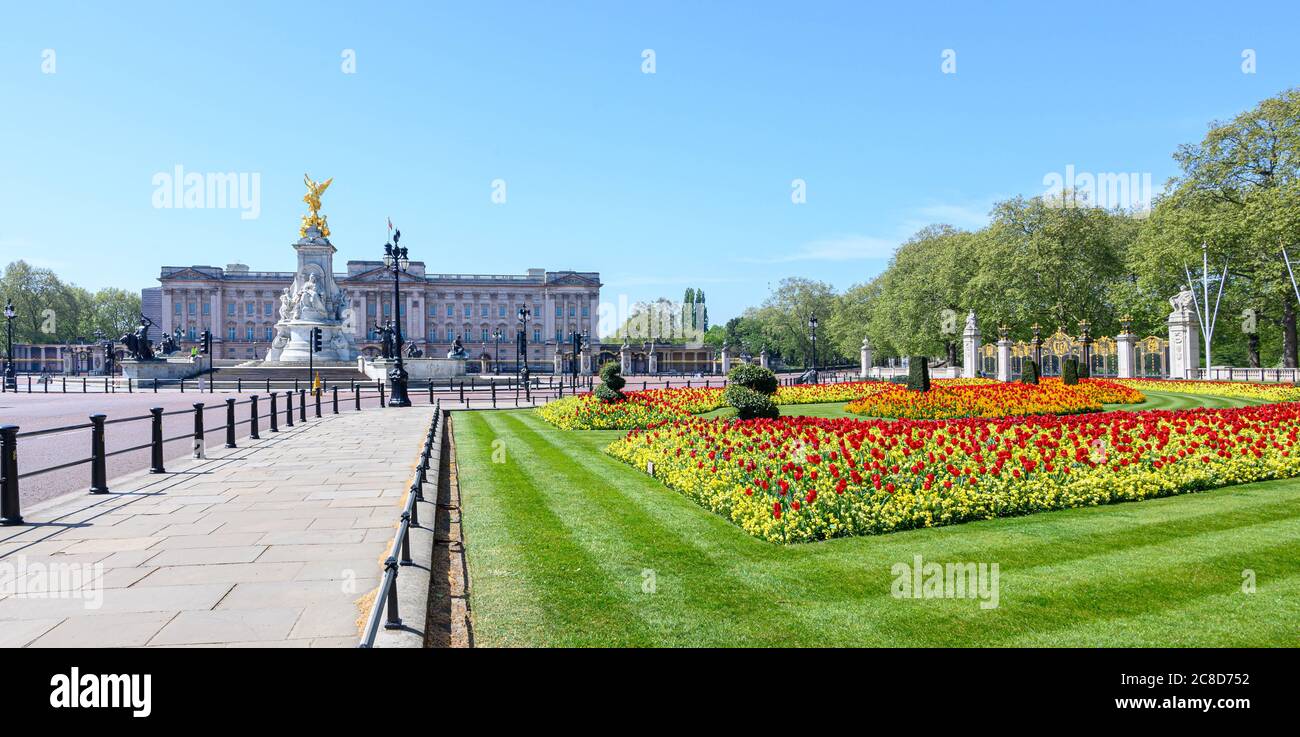 A Landscape view of Garden and Flowers on The Mall In front of Buckingham Palace, City of Westminster London England UK Stock Photo