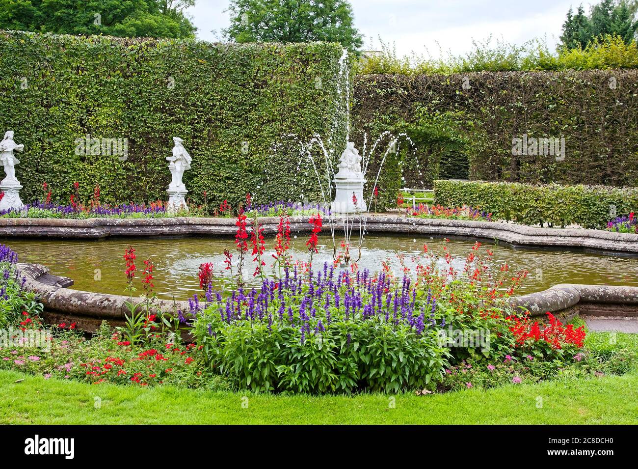 Tall hedges hires stock photography and images Alamy