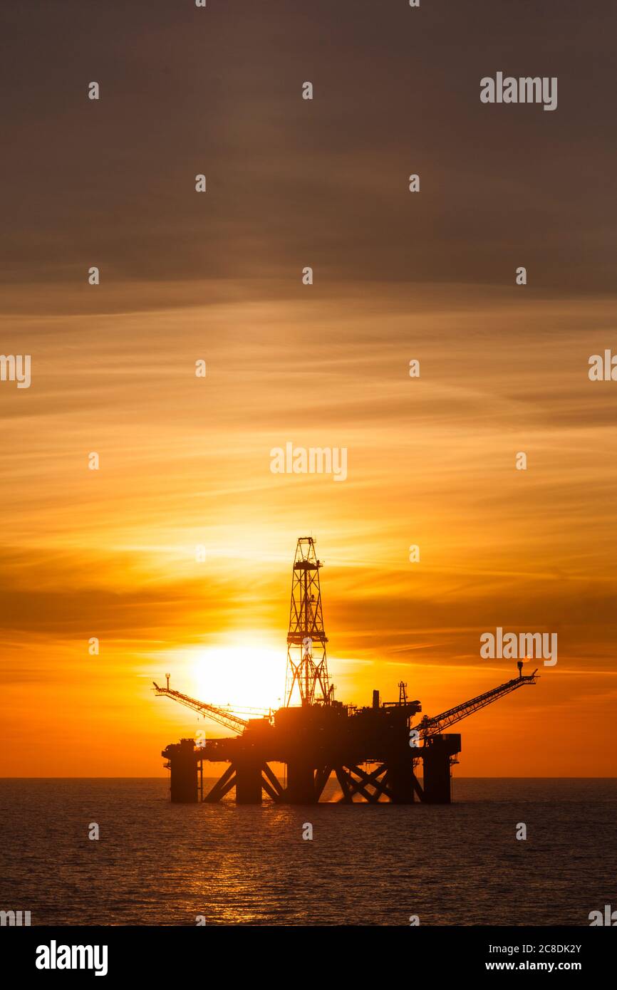 Oil drilling jack up rig hi-res stock photography and images - Alamy