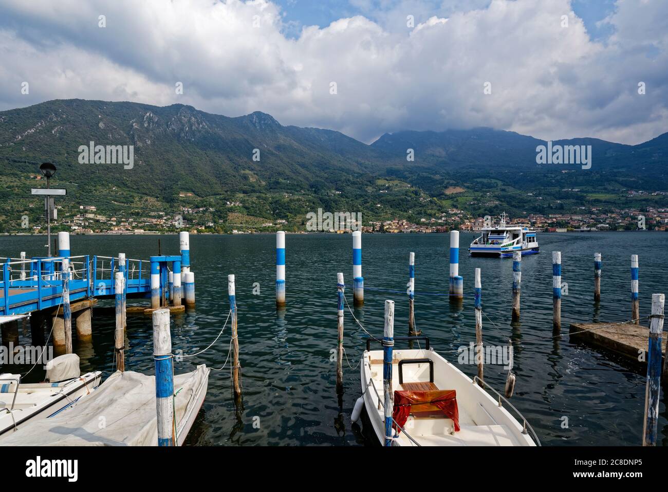 Taly, Lombardy, Boats moored on lake Iseo Stock Photo