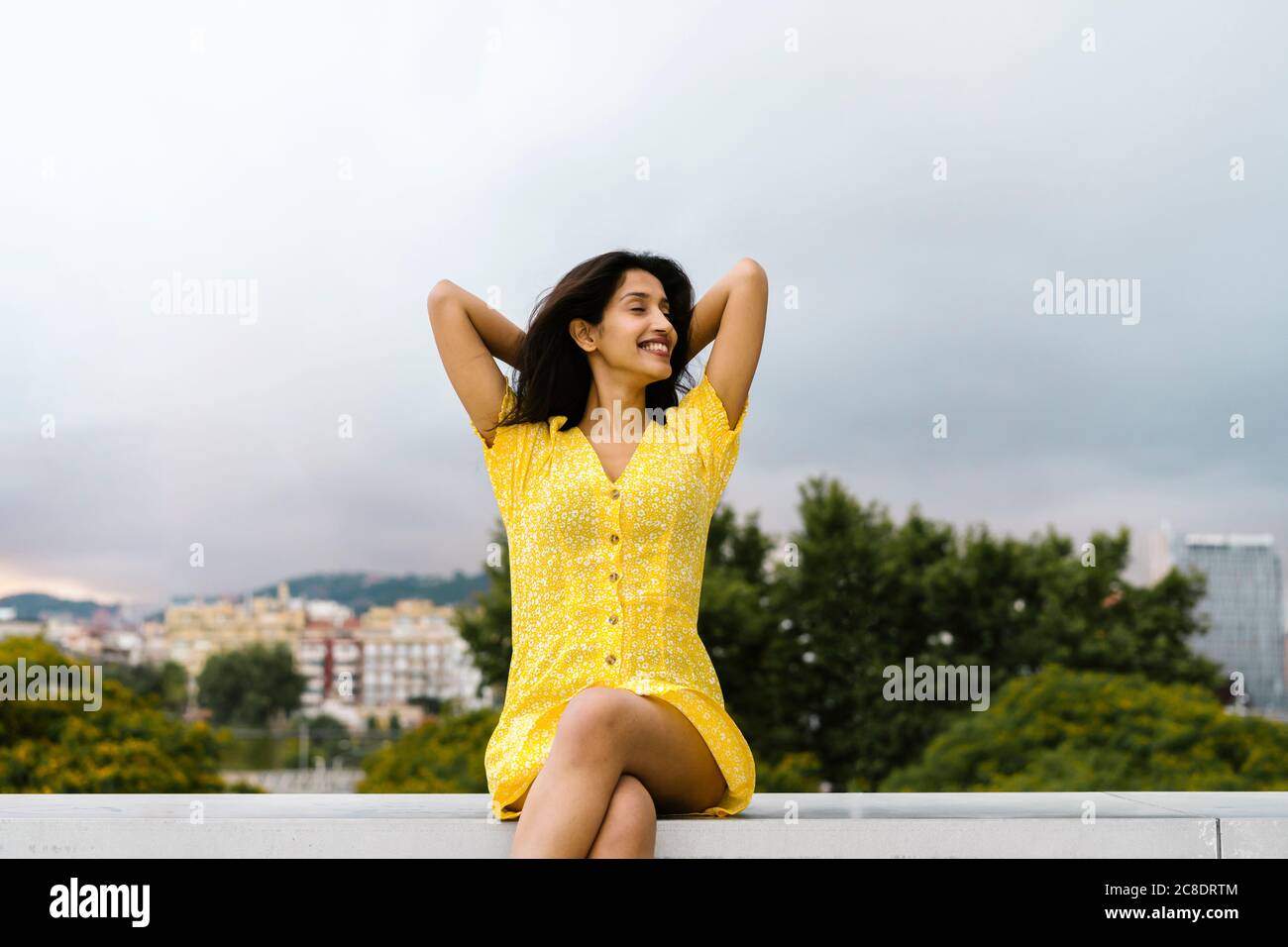 Woman sitting wall relaxed hi-res stock photography and images - Alamy