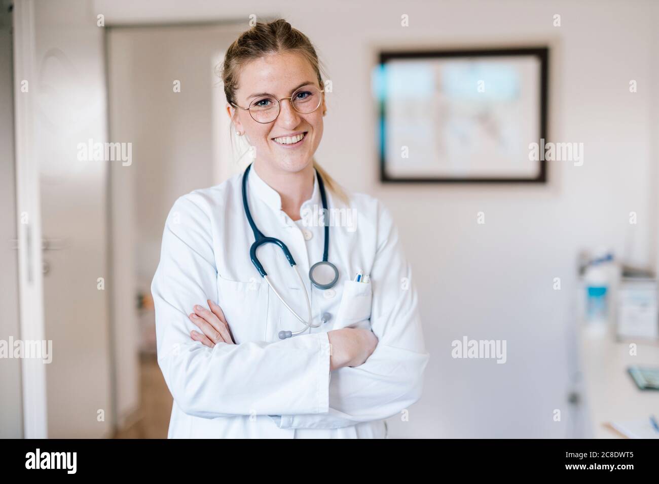 Doctor portrait arms crossed hi-res stock photography and images - Alamy