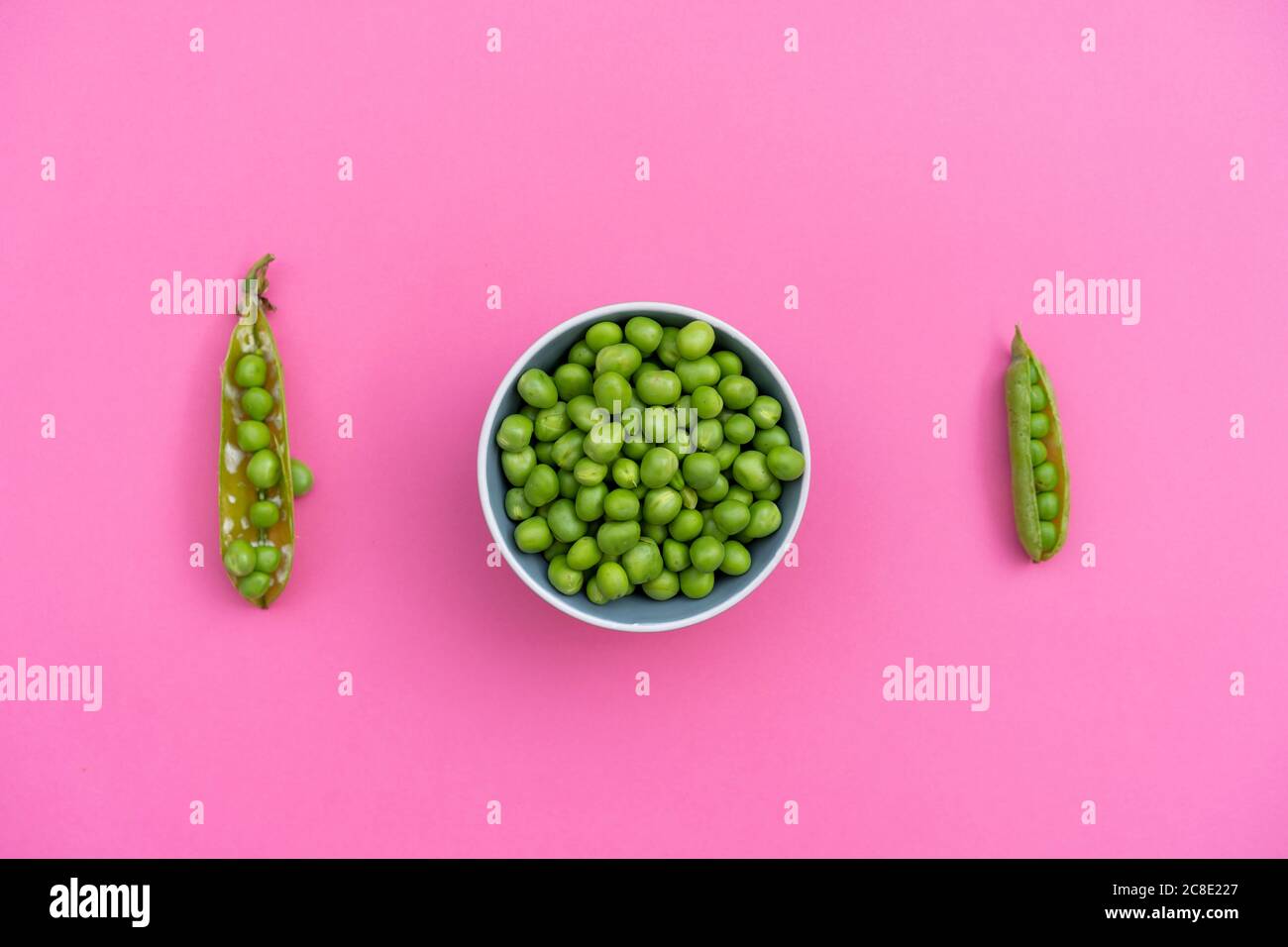https://c8.alamy.com/comp/2C8E227/studio-shot-of-two-green-pea-pods-and-bowl-of-green-peas-2C8E227.jpg