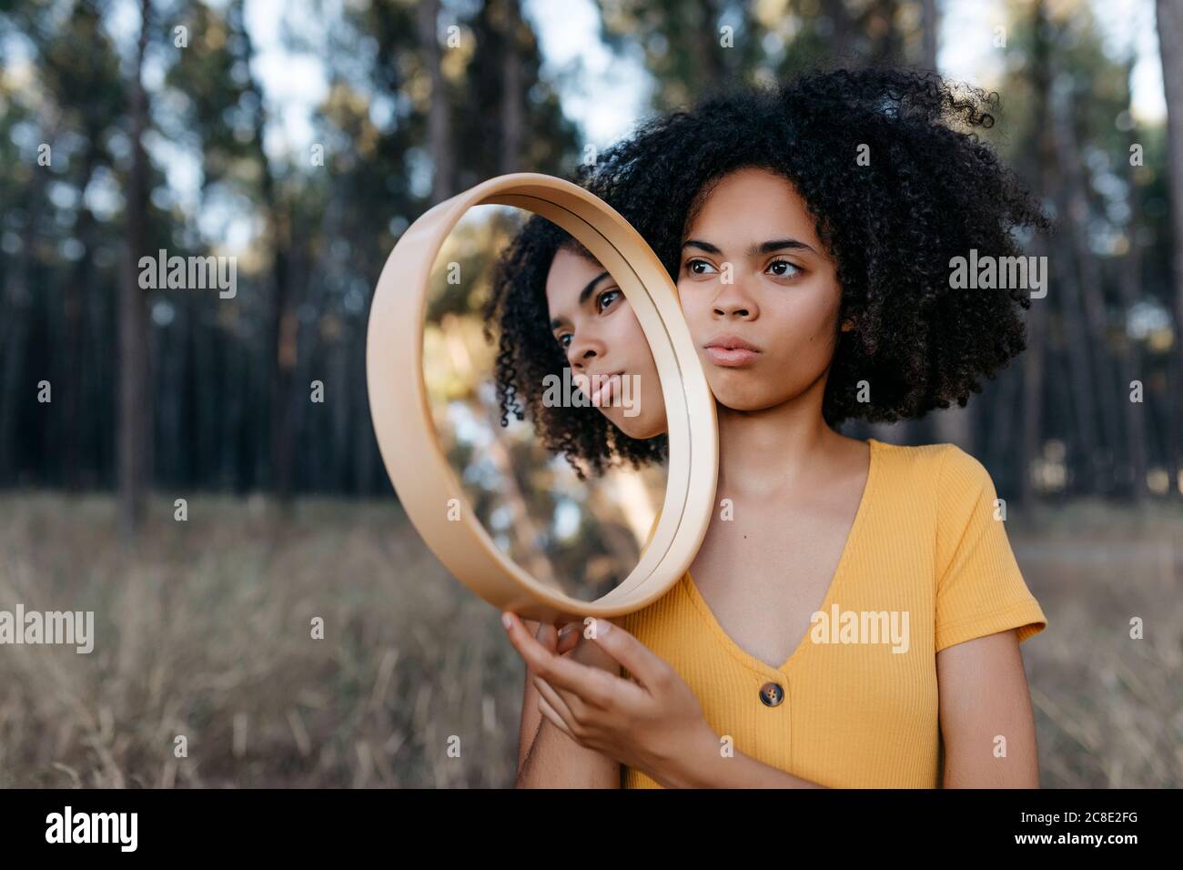 Woman afro hair in hi-res stock photography and images - Alamy