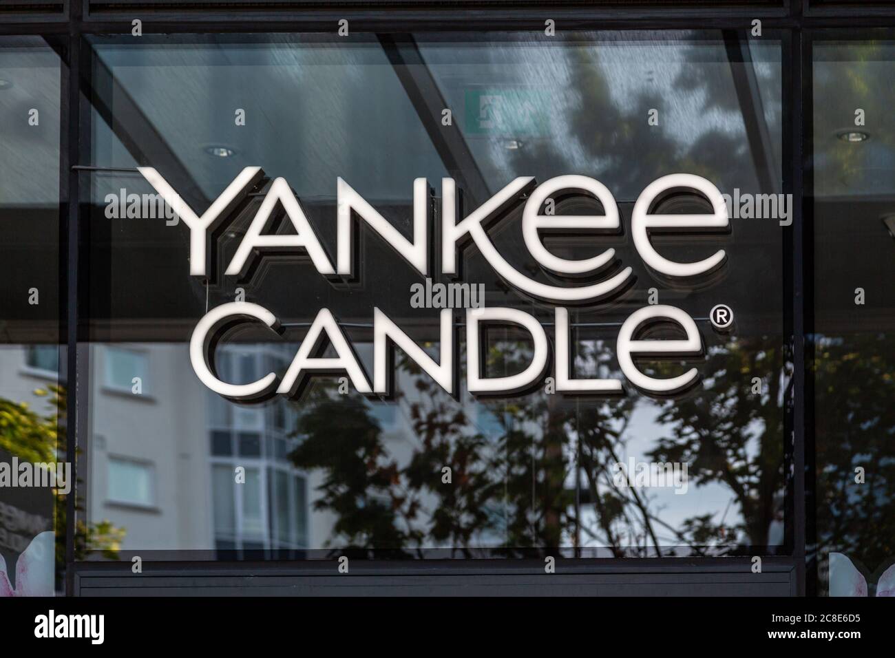 The sign of a Yankee Candle shop on the front of a store Stock Photo