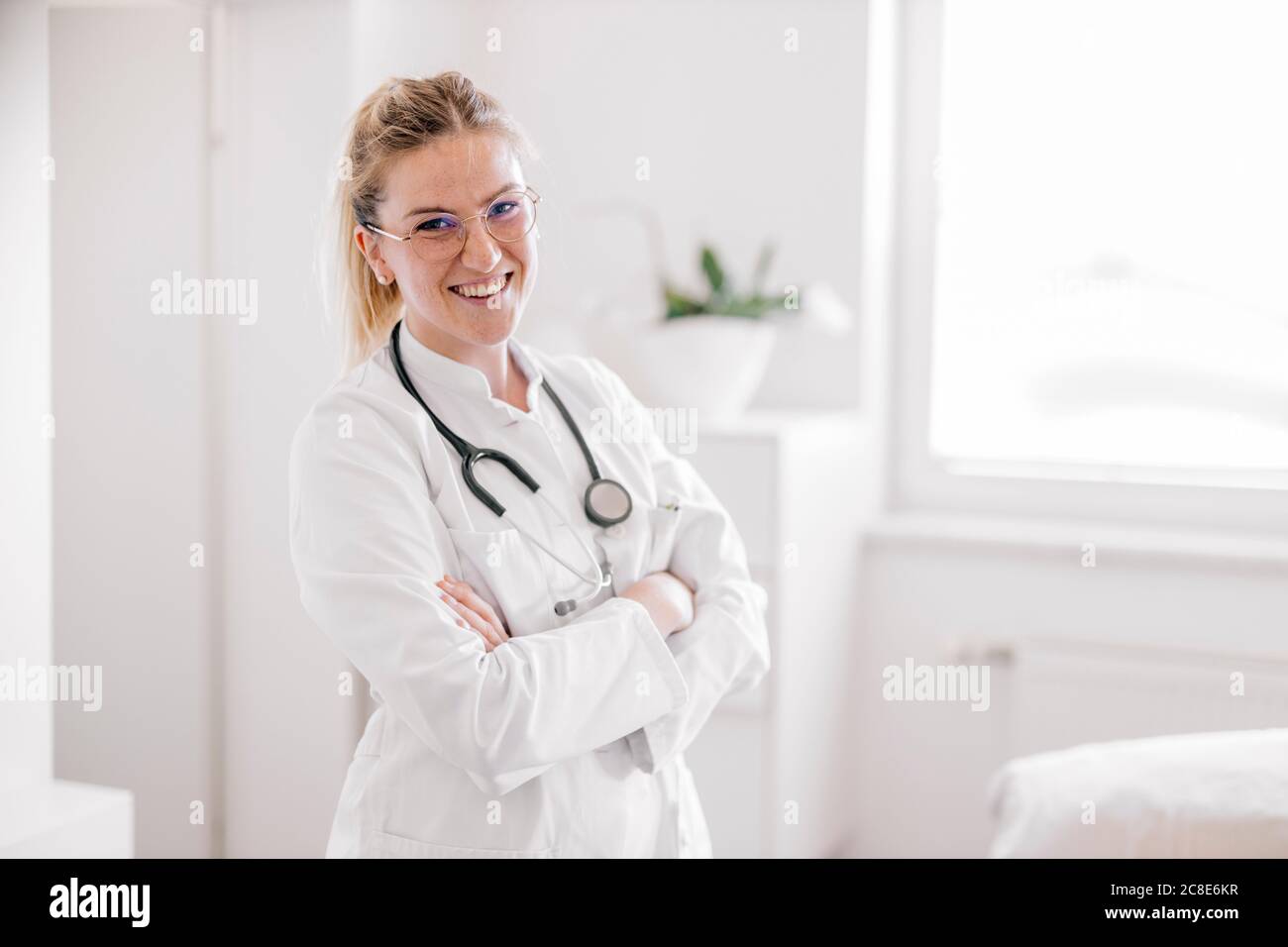 Doctor portrait arms crossed hi-res stock photography and images - Alamy