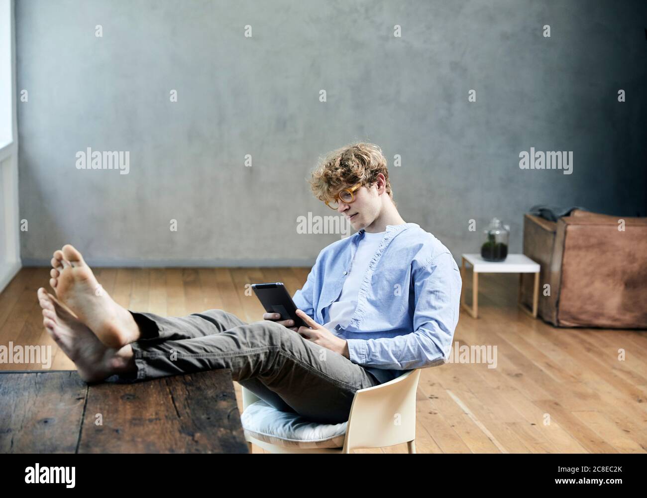 Man barefoot feet table hires stock photography and images Alamy