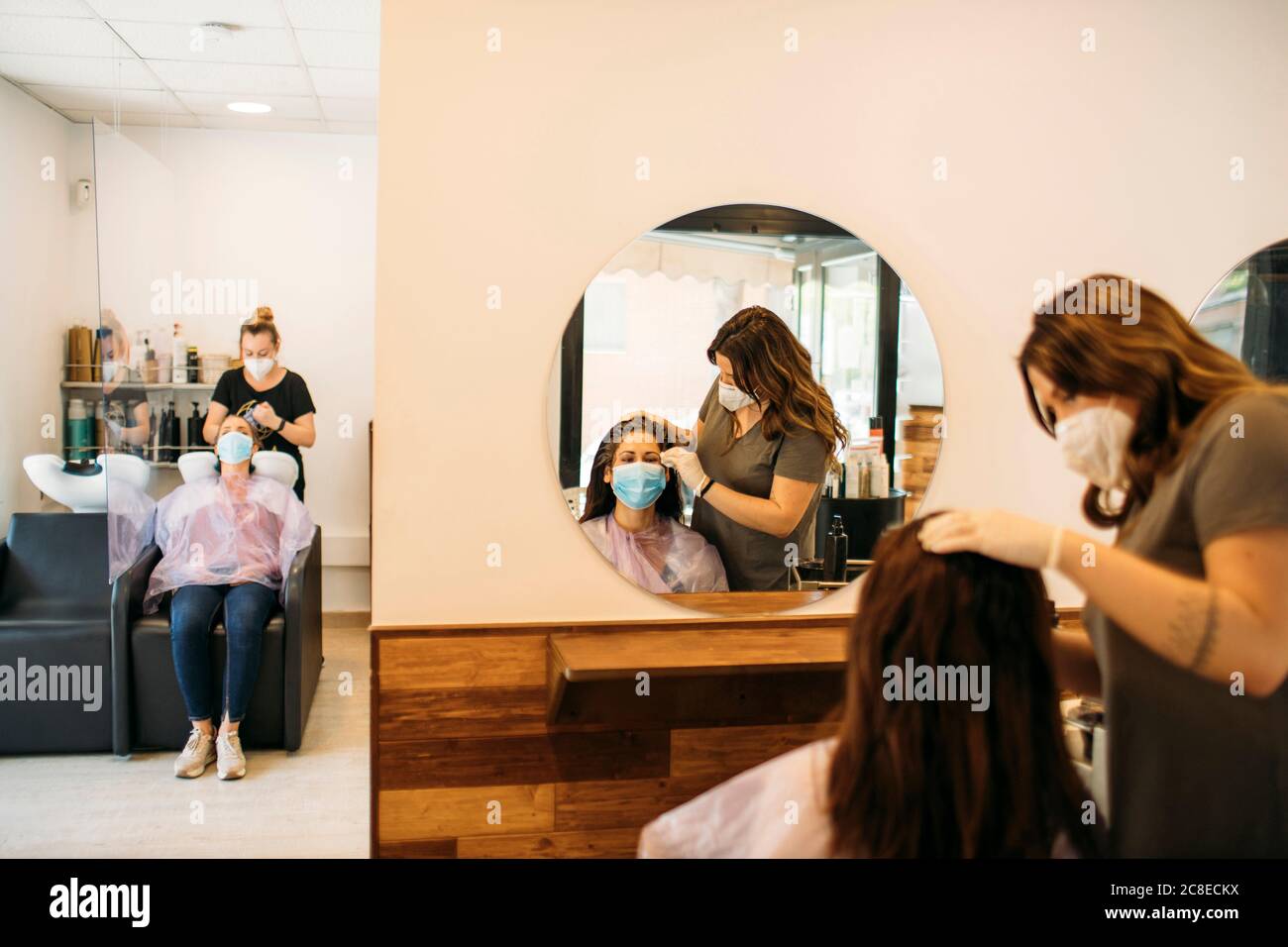 Female salon hi-res stock photography and images - Alamy