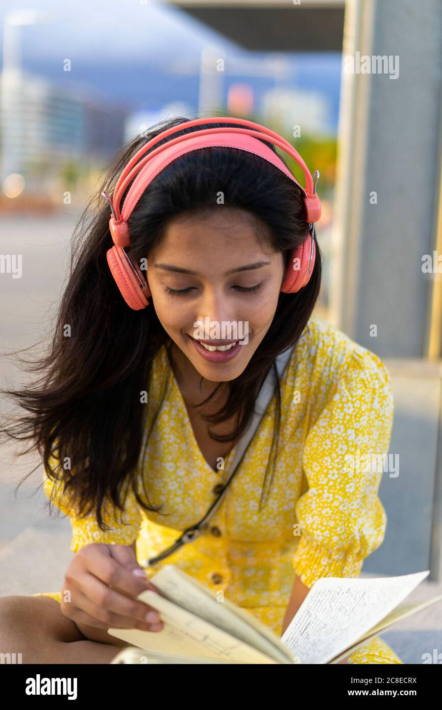 Listening literature hires stock photography and images Alamy