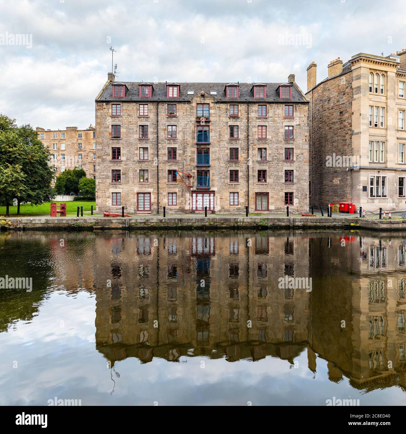 UK, Scotland, Edinburgh, Waterfront buildings and reflections on Water of Leith Stock Photo