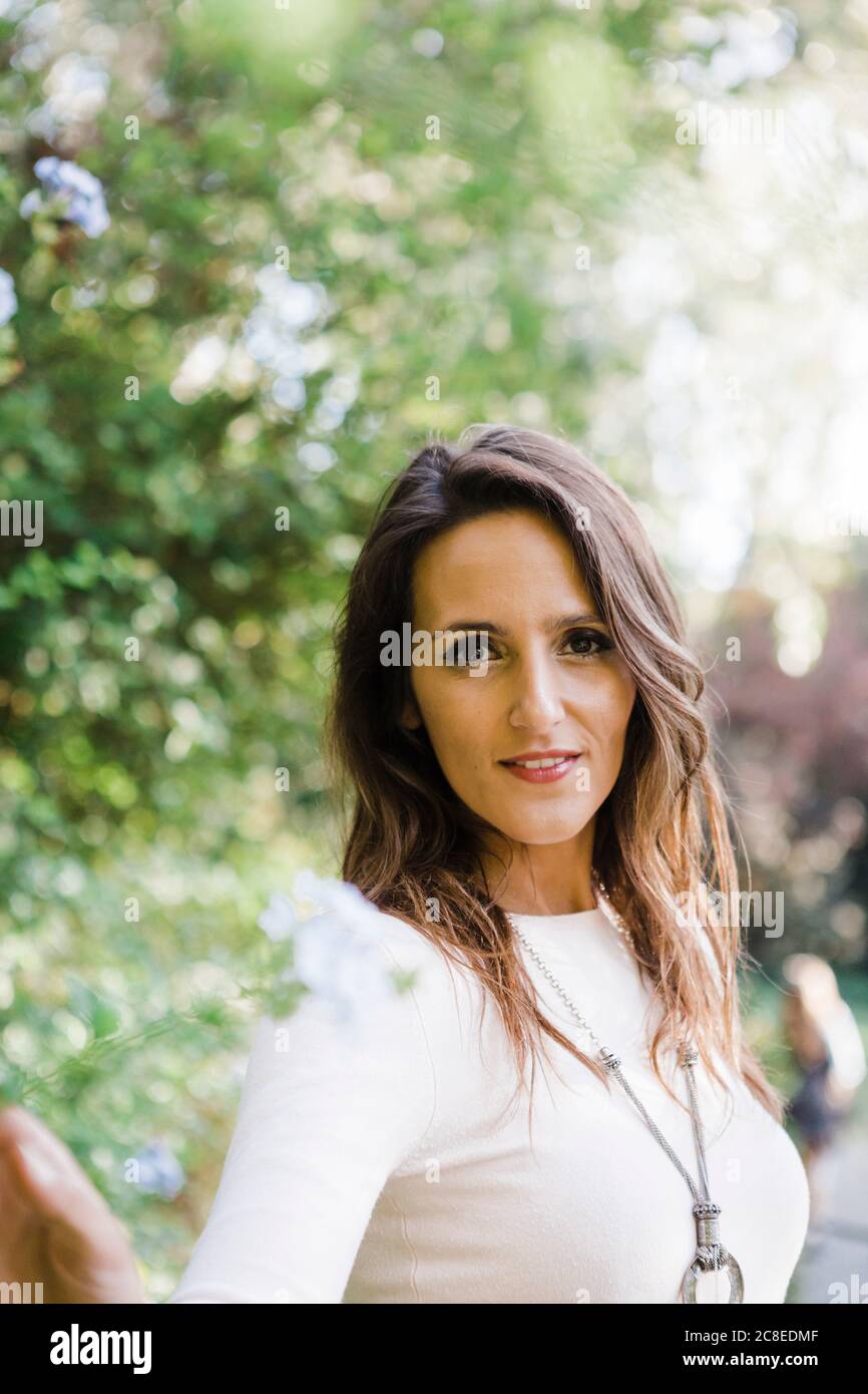 Beautiful sunny day park hi-res stock photography and images - Alamy