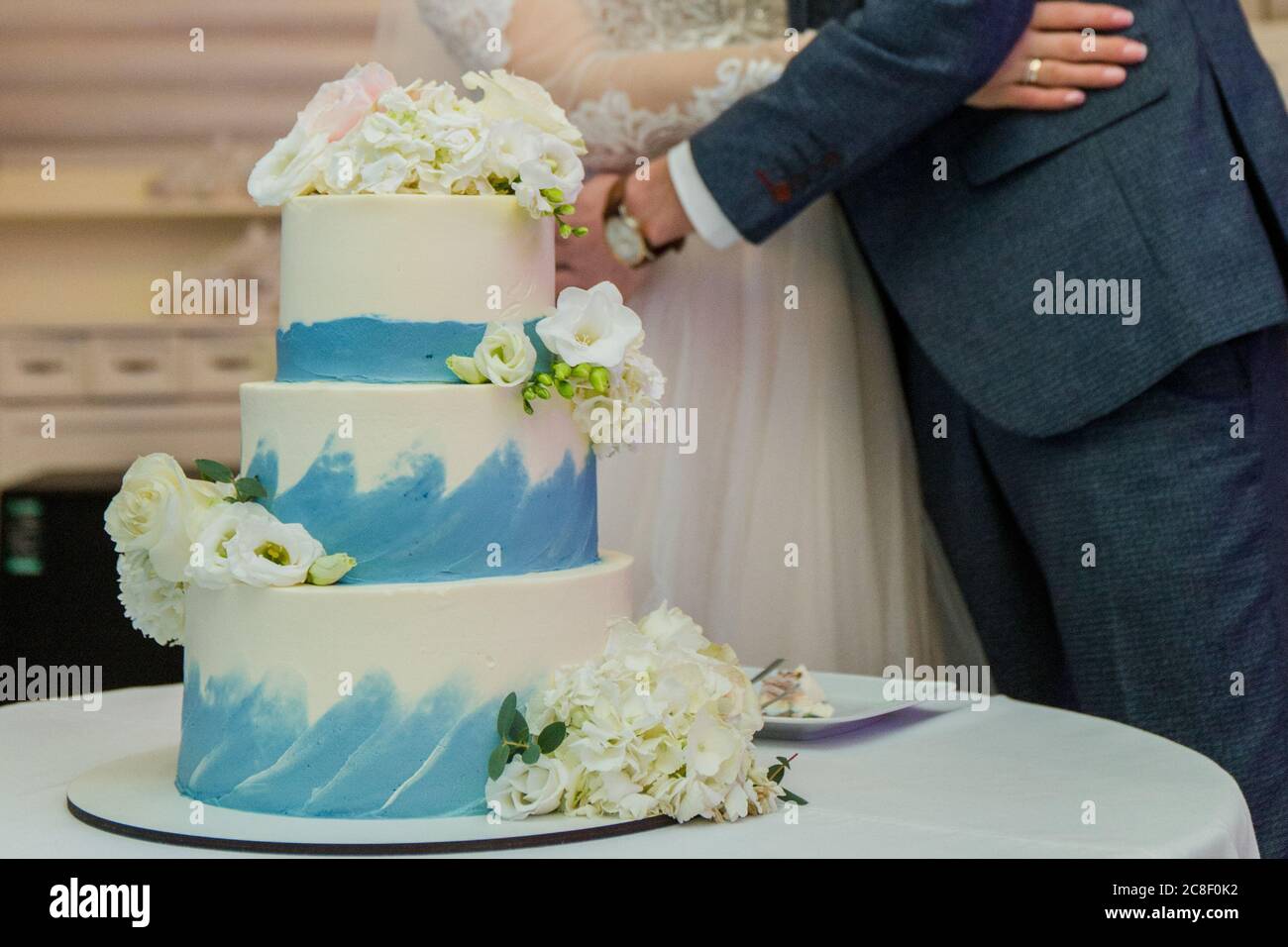 the groom and the bride cut wedding cake Stock Photo - Alamy