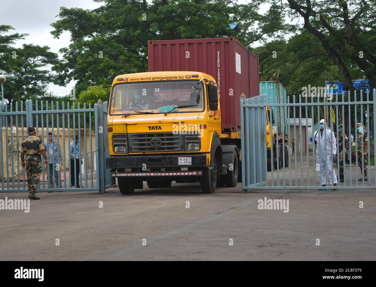 (200724) AGARTALA, July 24, 2020 (Xinhua) Trucks from Bangladesh