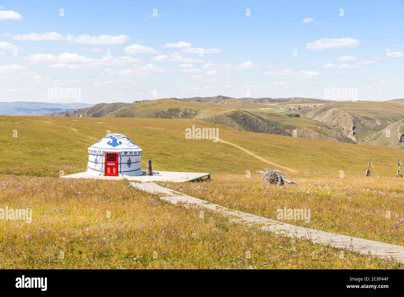 Beautiful white Yurts in Huanghuagou Huitengxile grassland near Hohhot, Inner Mongolia, China Stock Photo