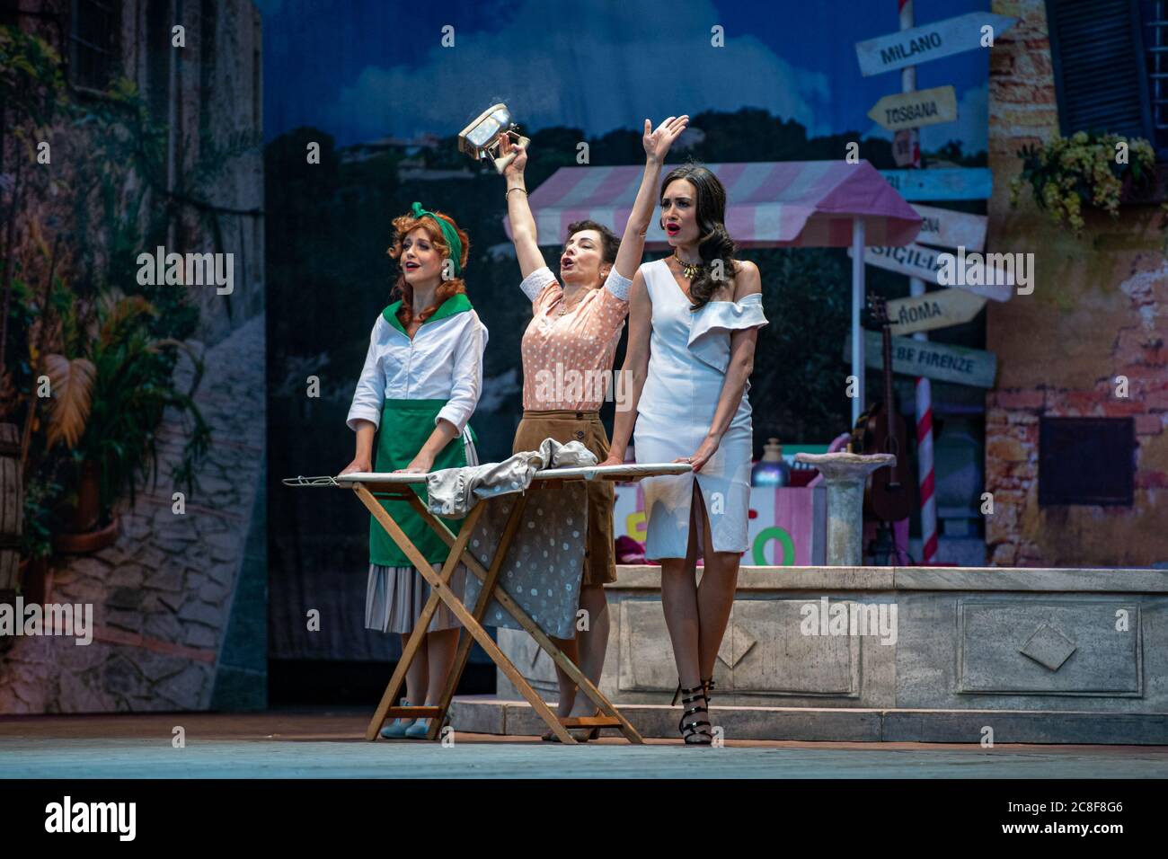 Die neue Musikkomödie mit den größten Hits von Adriano Celentano bis Zucchero; Katharina-Eirich / Stefanie Bock (Gloria); Karina Schwarz (Felicita); D Stock Photo
