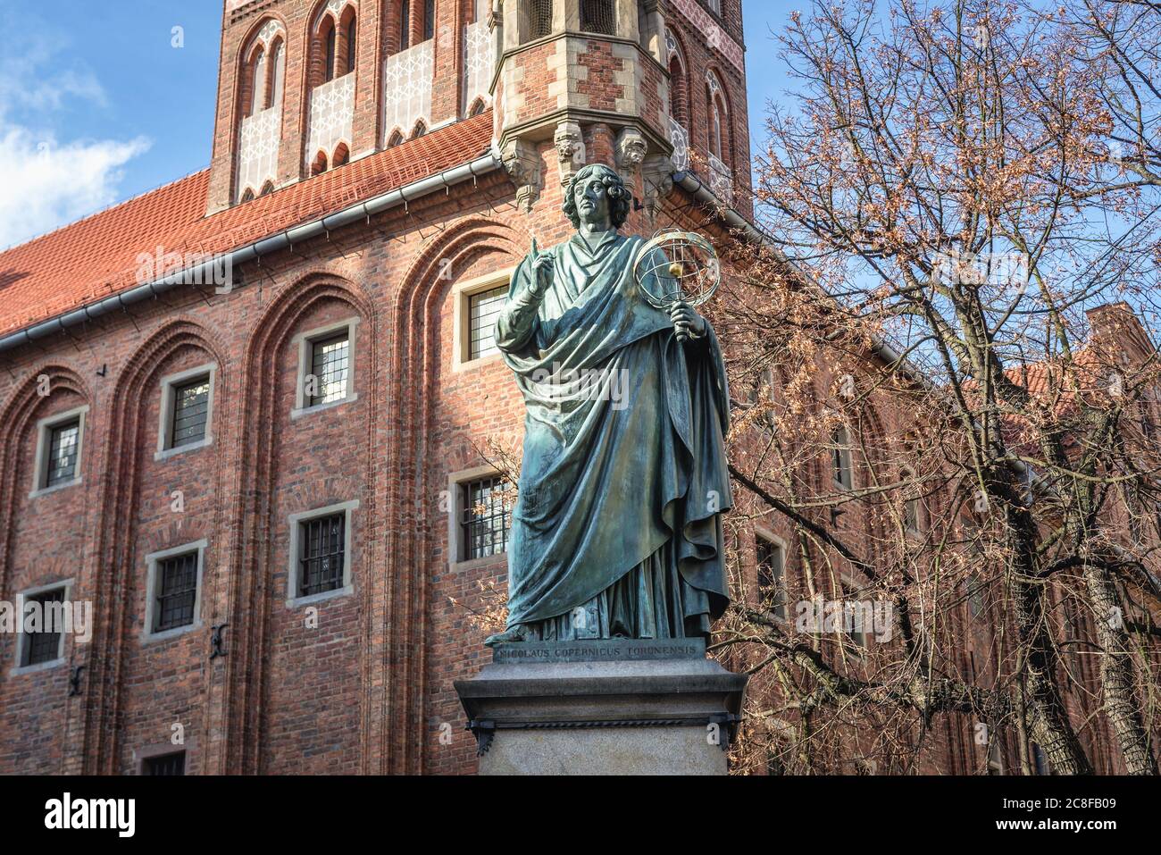 Nicolaus Copernicus monument in front of Gothic Old Town City Hall, main secular building of Torun Old Town, Kuyavian Pomeranian Voivodeship, Poland Stock Photo