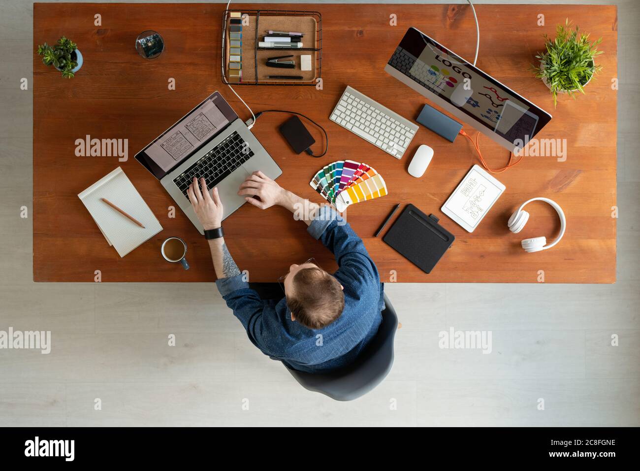 Man sitting desk full view hi-res stock photography and images - Alamy