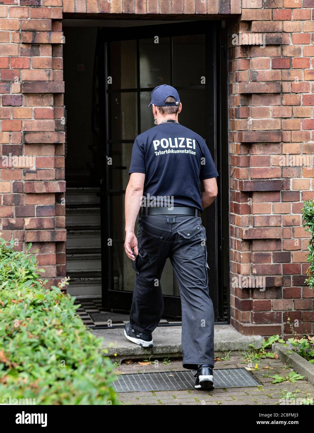 Berlin, Germany. 24th July, 2020. The crime scene photographer of the police goes to an apartment building at Brunsbütteler Damm in Spandau. where the body of a man was found that evening. Due to the injuries and the situation in which the body was found, there is a suspicion of a homicide, police and public prosecutor's office announced. Credit: Paul Zinken/dpa-Zentralbild/dpa/Alamy Live News Stock Photo